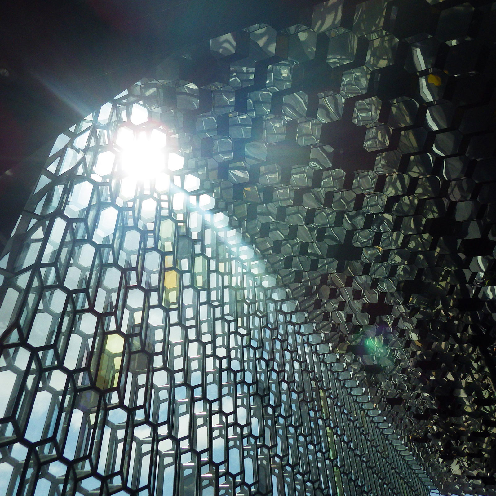 Harpa, soleil dans structure en verre