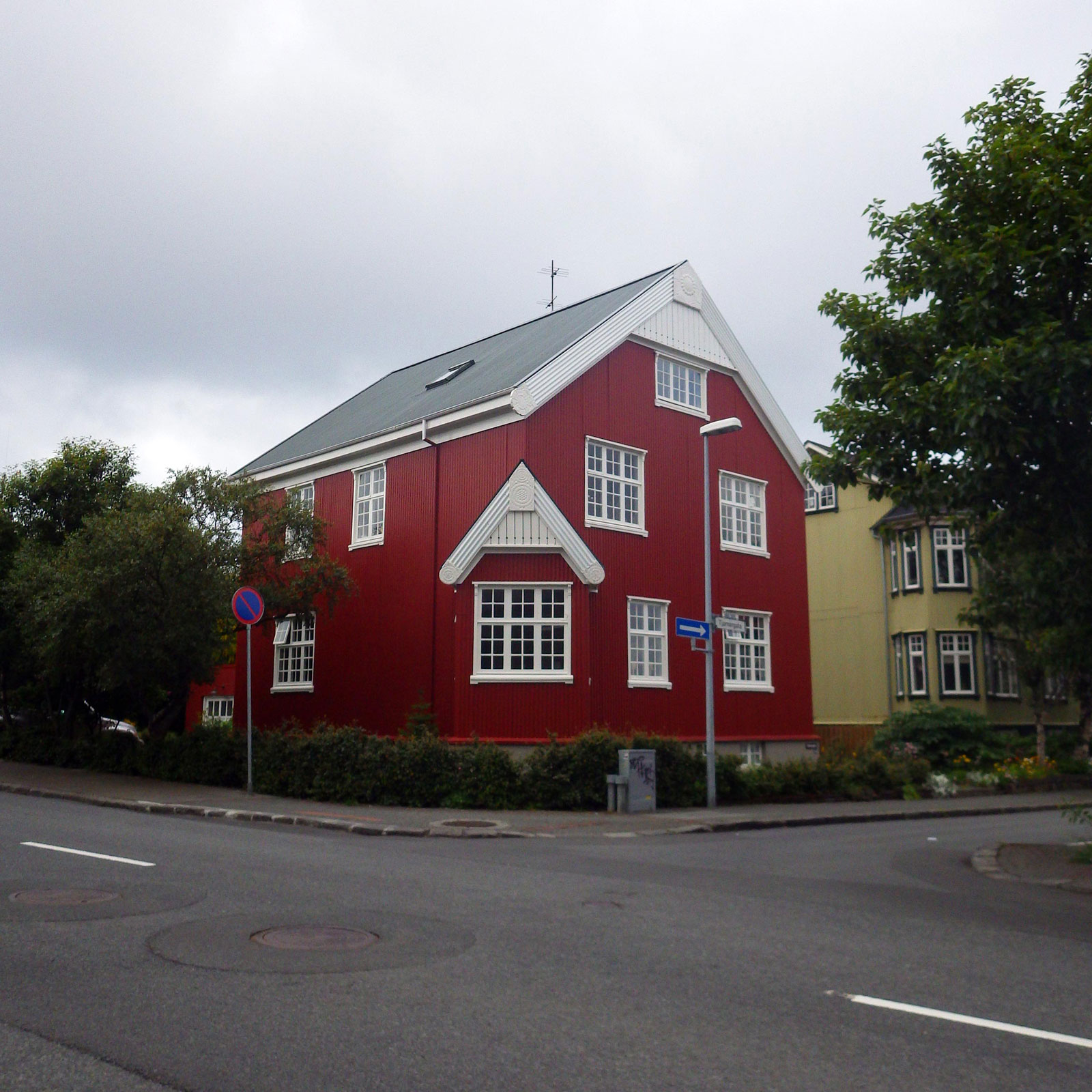Maison rouge à Reykjavík